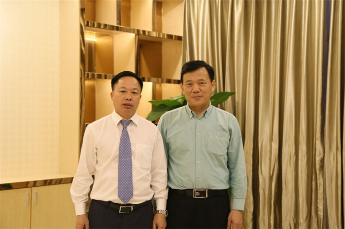 恒大材料公司董事长余伟桥与bsports公司董事长叶荣恒在“一对一”交流会上合影.jpg