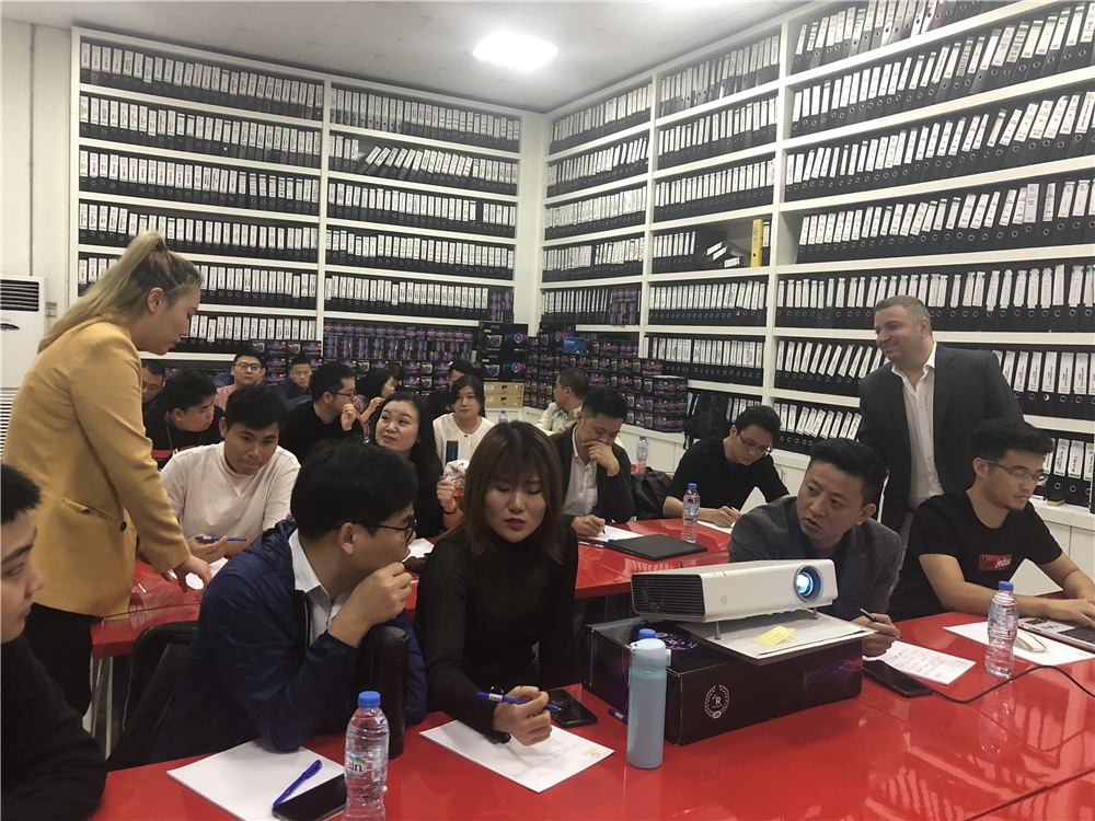 博德瓷砖设计师在迪拜游学中认真学习