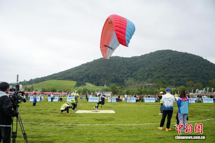 2025滑翔伞定点世界杯总决赛在荆门开幕 45名顶尖