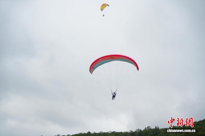 2025滑翔伞定点世界杯总决赛在荆门开幕 45名顶尖