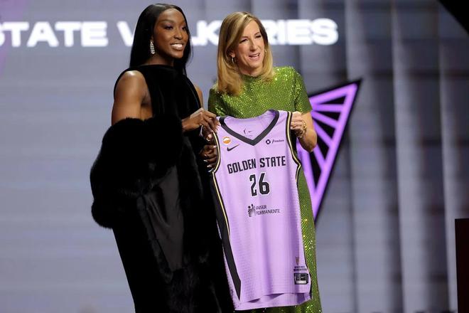 WNBA选秀夜勇士队诡异交易引热议，后卫送对手换