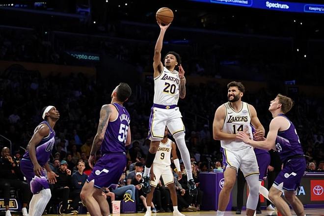 湖人轻取爵士锁定季后赛席位 尼克·史密斯12分成