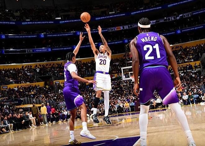 湖人轻取爵士锁定季后赛席位 尼克·史密斯12分成