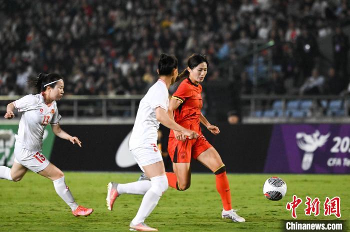 重庆永川赛场再度点亮灯光，中国女足2-0击败越