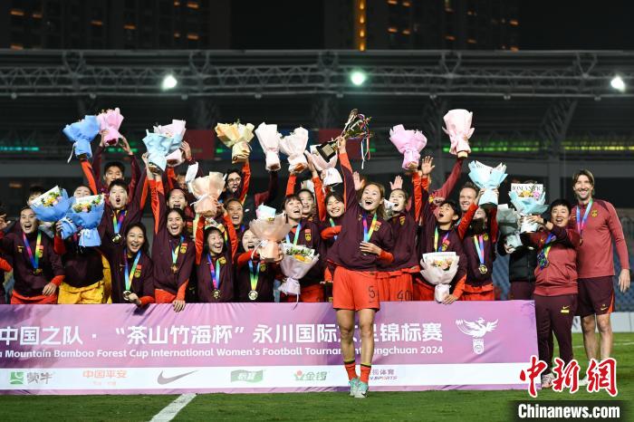 重庆永川赛场再度点亮灯光，中国女足2-0击败越